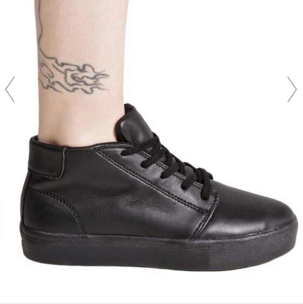 Chukka Pop Black Sneakers